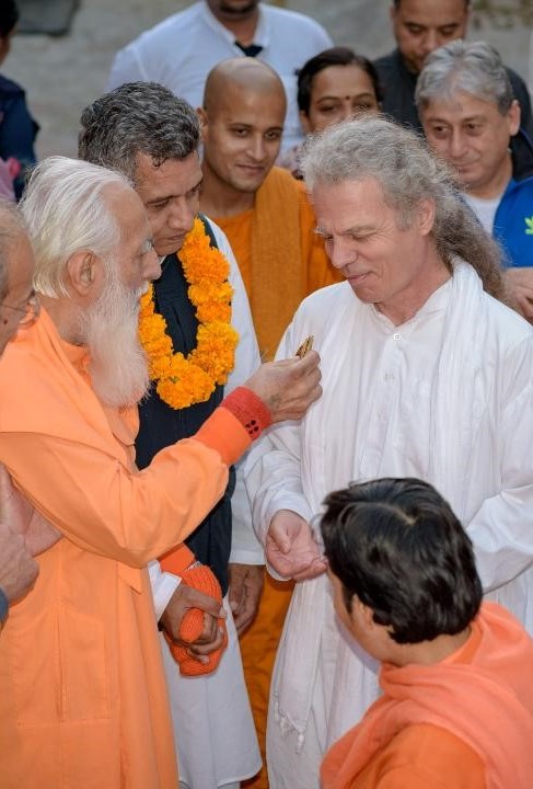 Chandra Swami Udain donne le prasad à Christian
